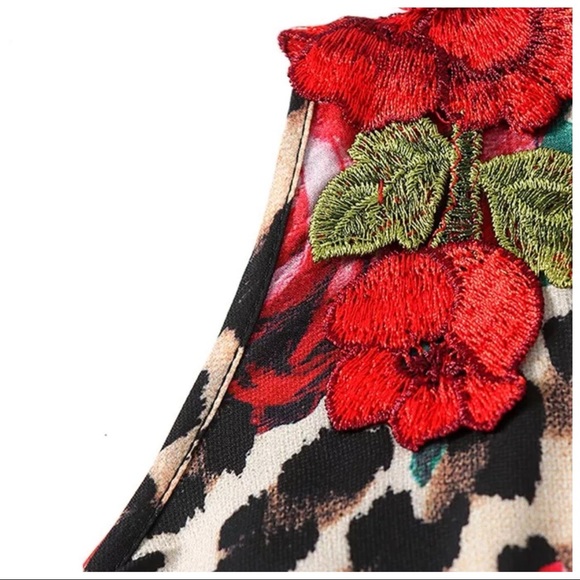 🌺 The Natanalisa Gorgeous Silk Flowing Rose Print Maxi Dress - Picture 5 of 10